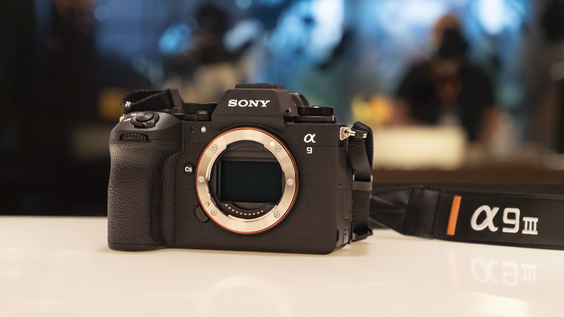 Sony A9 III بدون لنز روی سطح سفید بازتابنده وصل شده است
