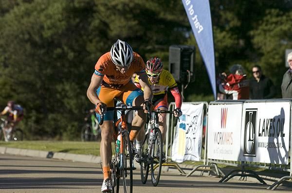 Steele Von Hoff (Genesys Wealth Advisers) defeats Patrick Shaw (Virgin Blue/RBS Morgan) to win stage seven in Lakes Entrance.