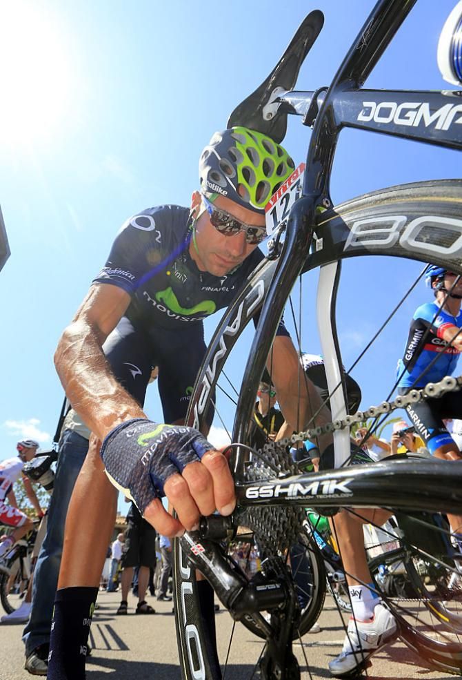 Ruben Plaza (Movistar) adjusts his bike
