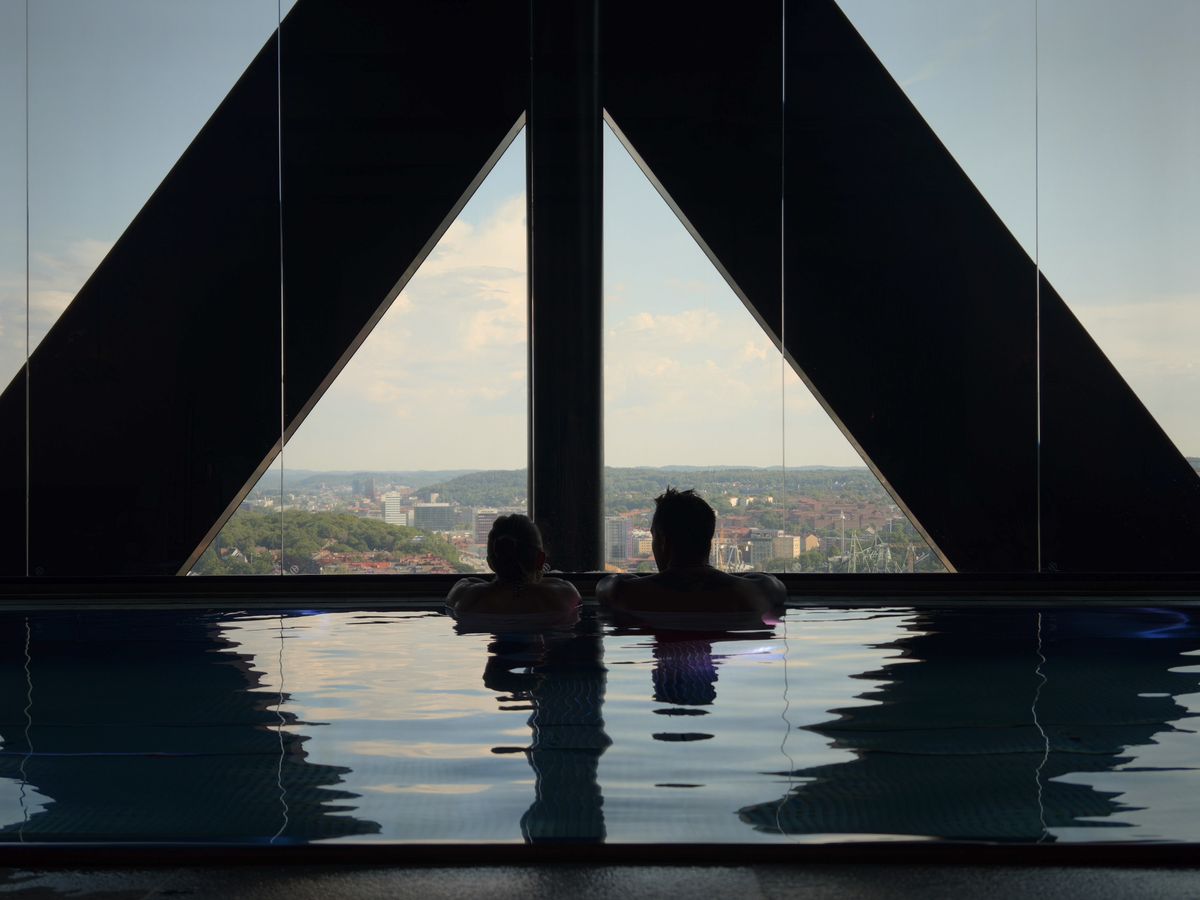 Oppo Find X8 Ultra phone sample image: silhouette of a couple in a swimming pool