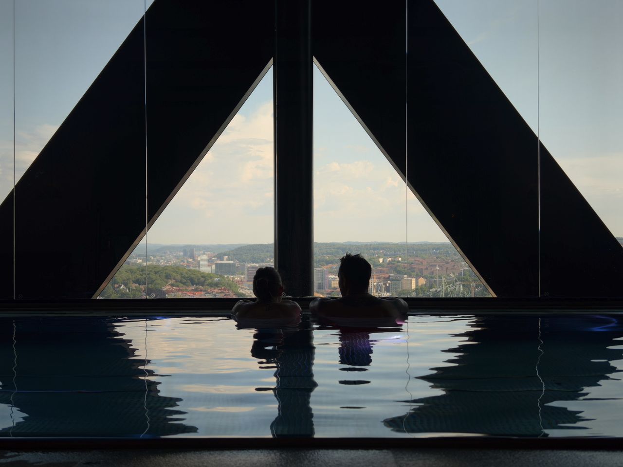 Oppo Find X8 Ultra phone sample image: silhouette of a couple in a swimming pool