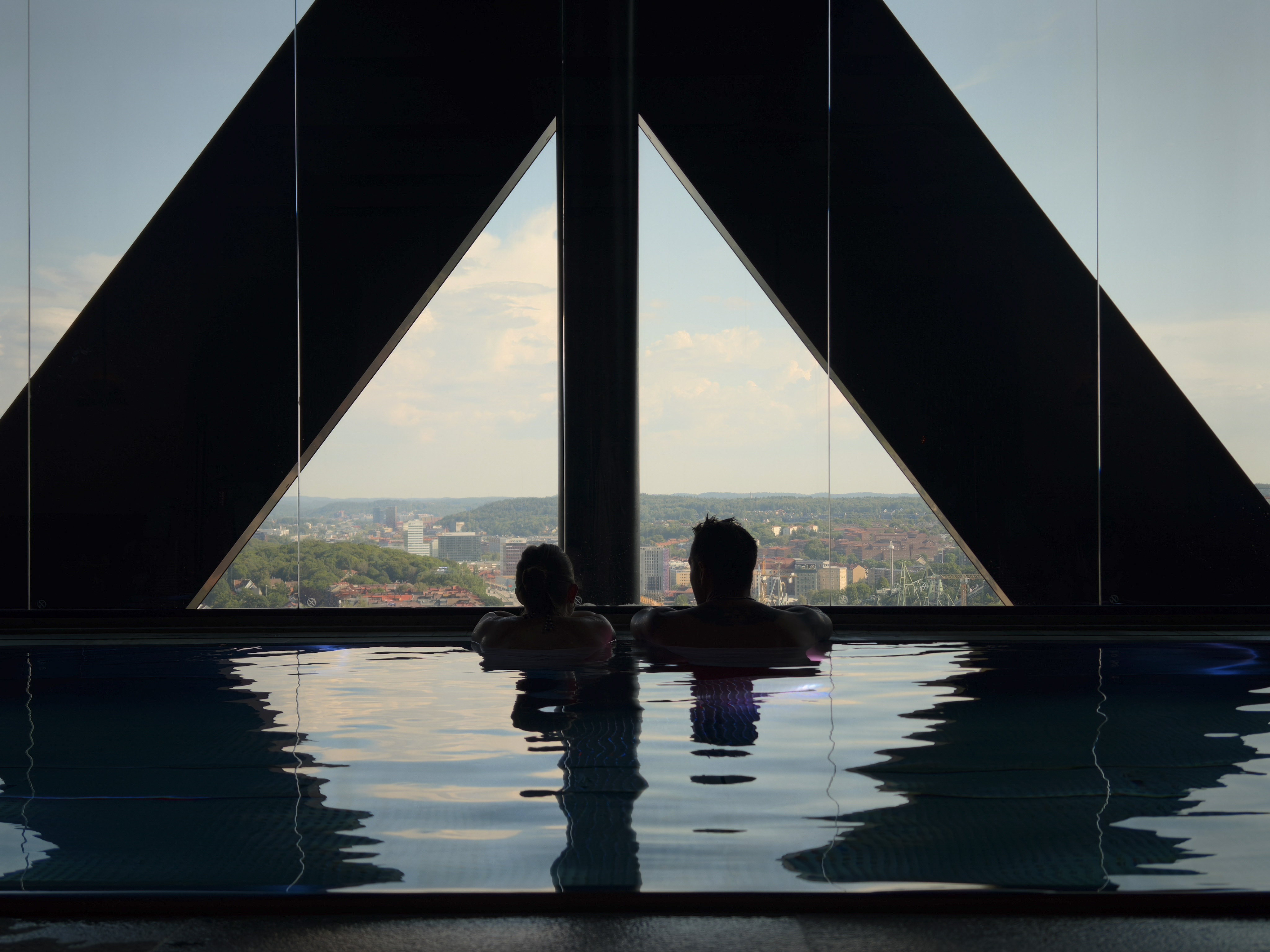 Oppo Find X8 Ultra phone sample image: silhouette of a couple in a swimming pool