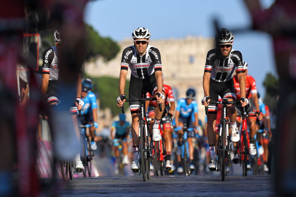 Tom Dumoulin finishes the final stage