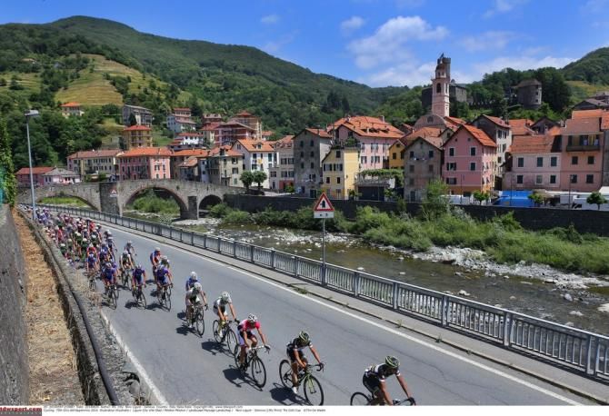 The peloton makes its way to Genova