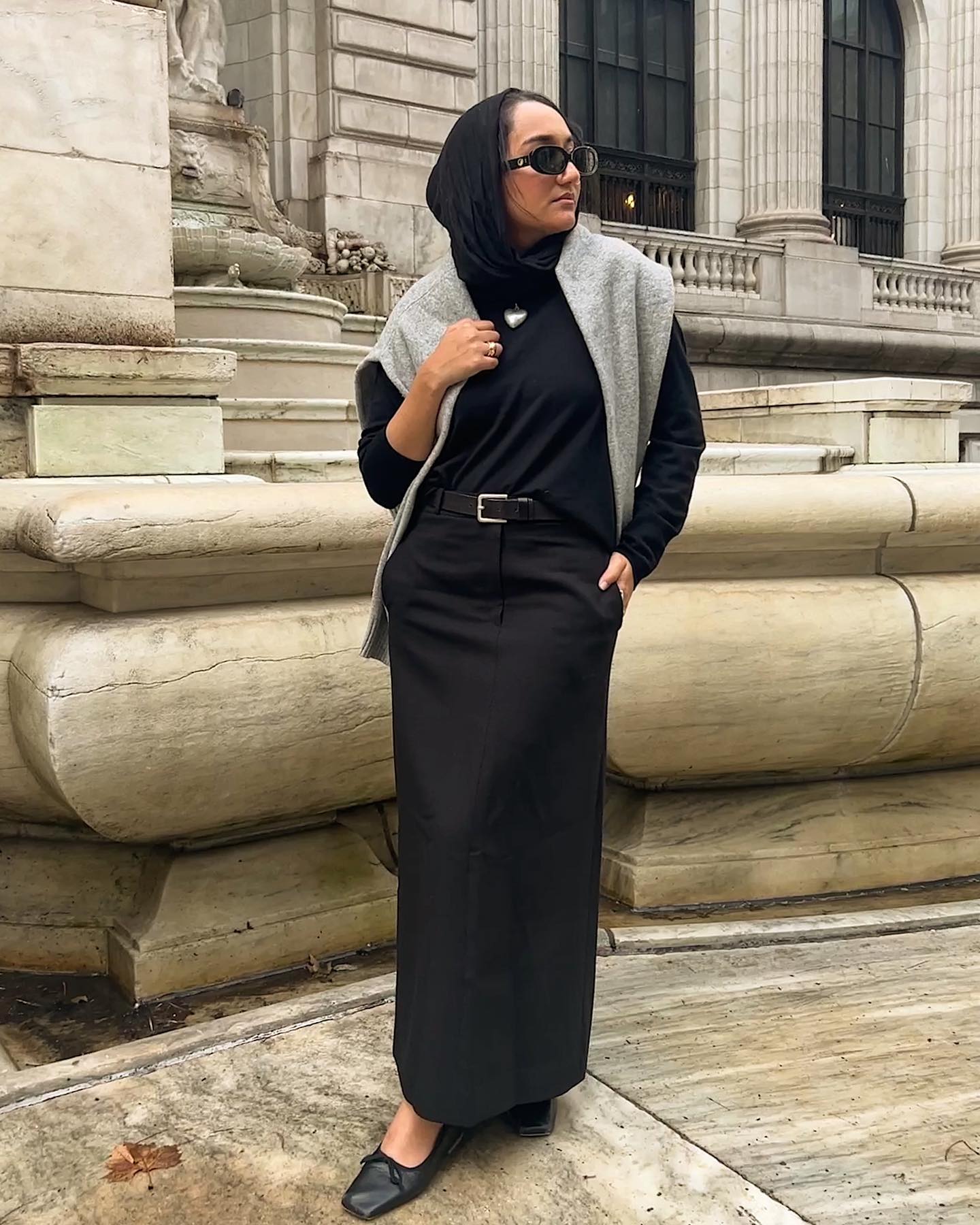 An image of @thatgirlyusra wearing a tailored pencil skirt.
