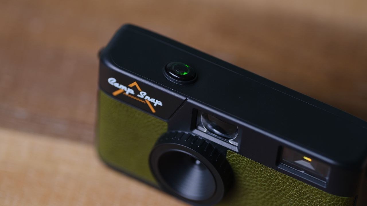 The Camp Snap, in forest green, sits on a table