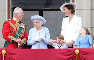 Royal family celebrate jubilee on the balcony
