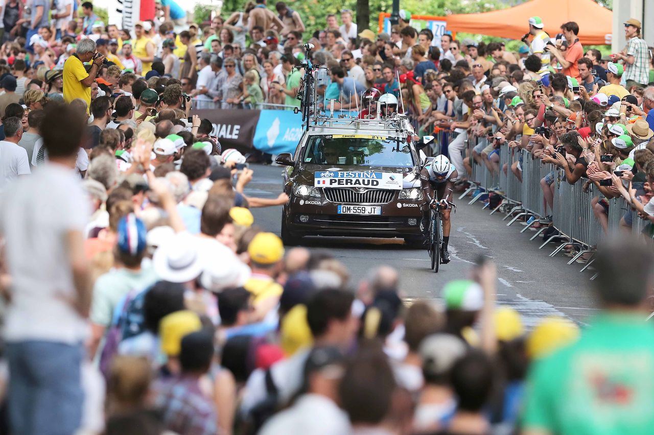 Jean-Christophe Peraud dwarfed by the crowd