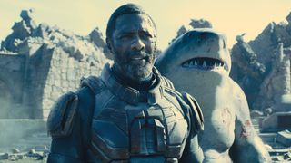 Idris Elba als Bloodsport und Sylvester Stallone als King Shark in The Suicide Squad