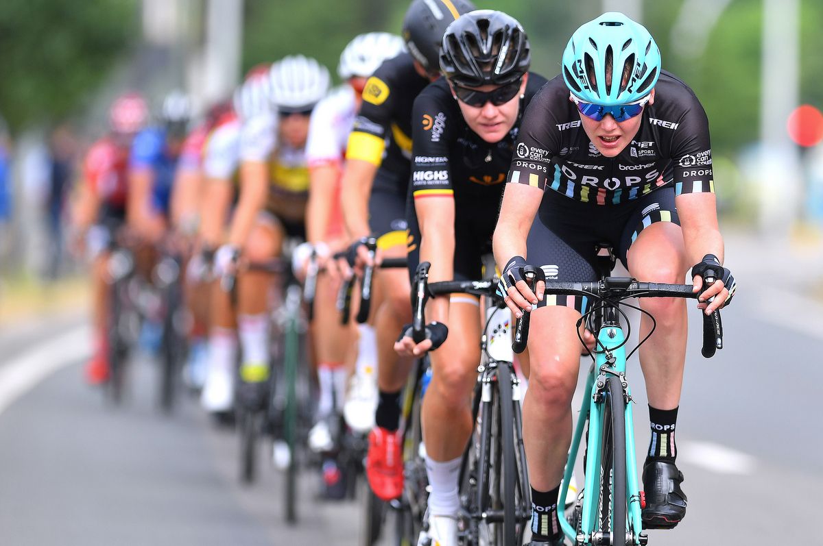 Jolien D'hoore (Wiggle-High5) sitting second wheel