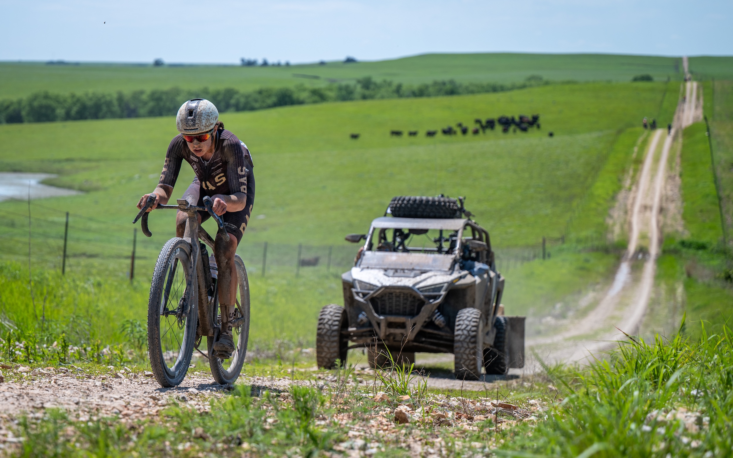Un movimiento en solitario de la ganadora del Unbound Gravel 200 de 2025, Karolina Migoń, es capturado por las cámaras de Life Time desde un vehículo todoterreno