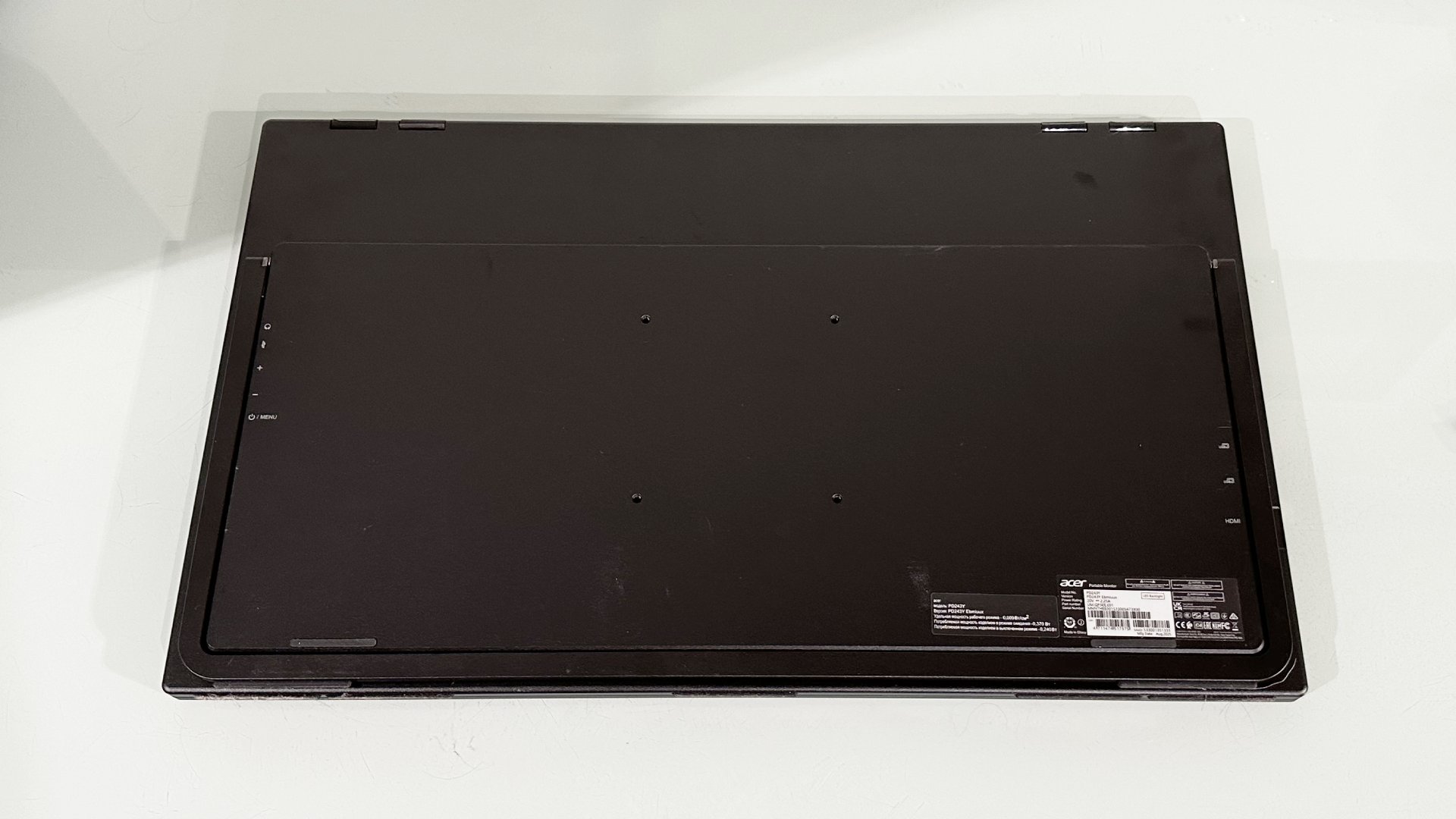 Monitor portátil Acer PD243Y E en la oficina de casa durante nuestra prueba