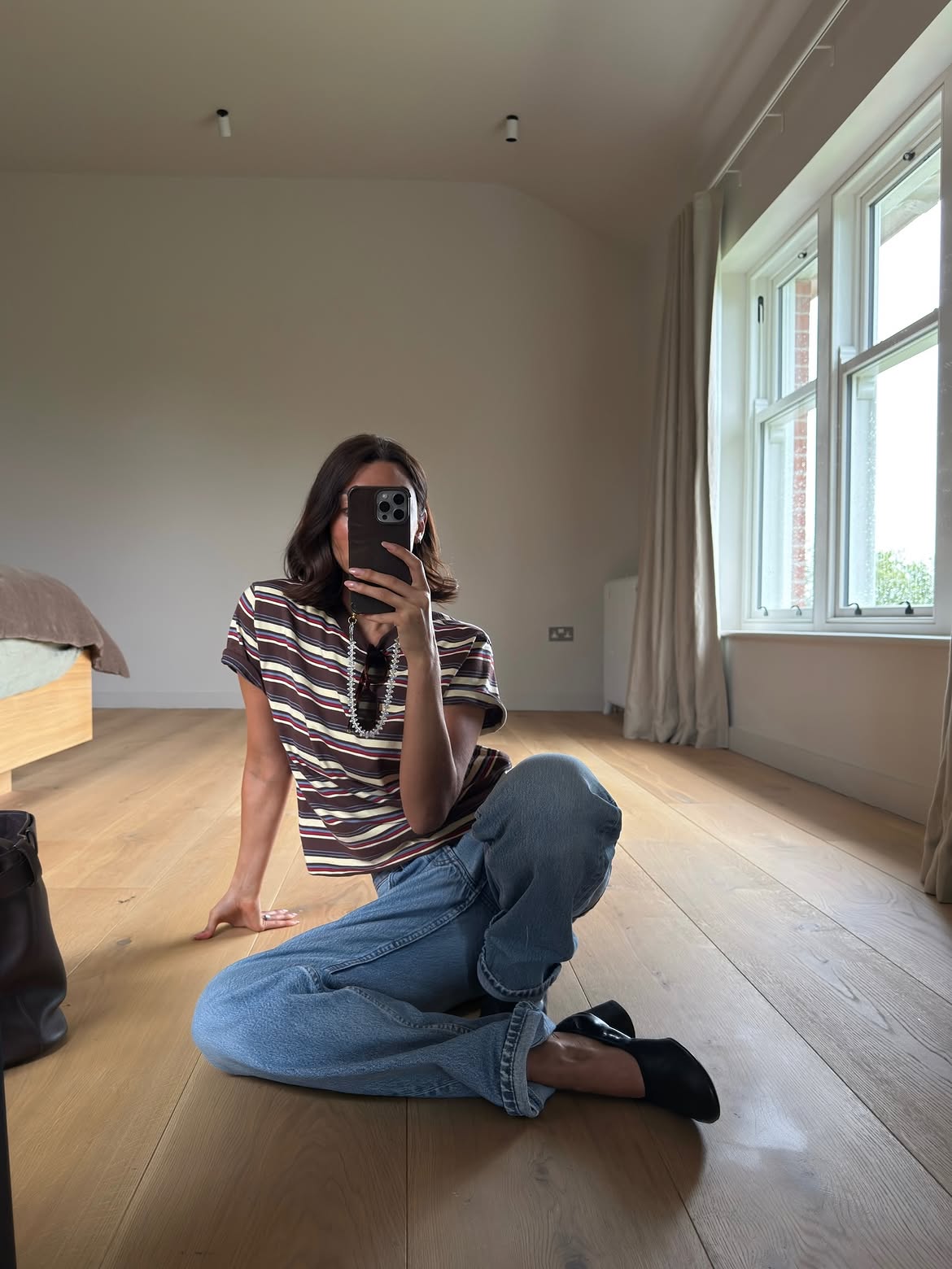 @smythsisters wears jeans stripe tee and black block heel shoes