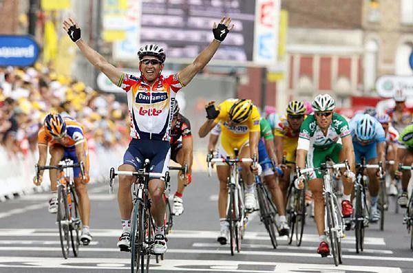 Robbie McEwen (Davitamon-Lotto) wins the sprint in St Quentin