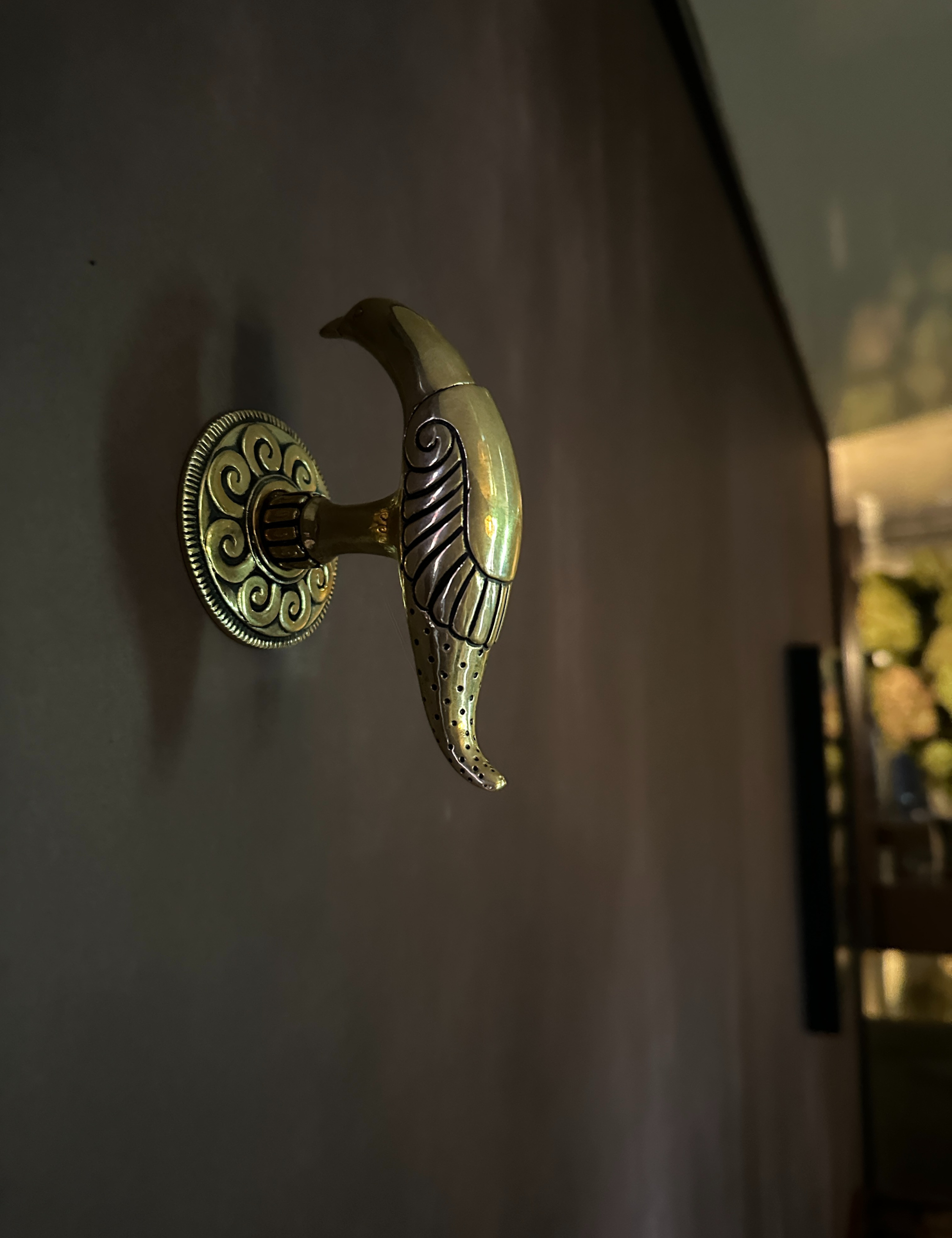 Bird-shaped coat rack