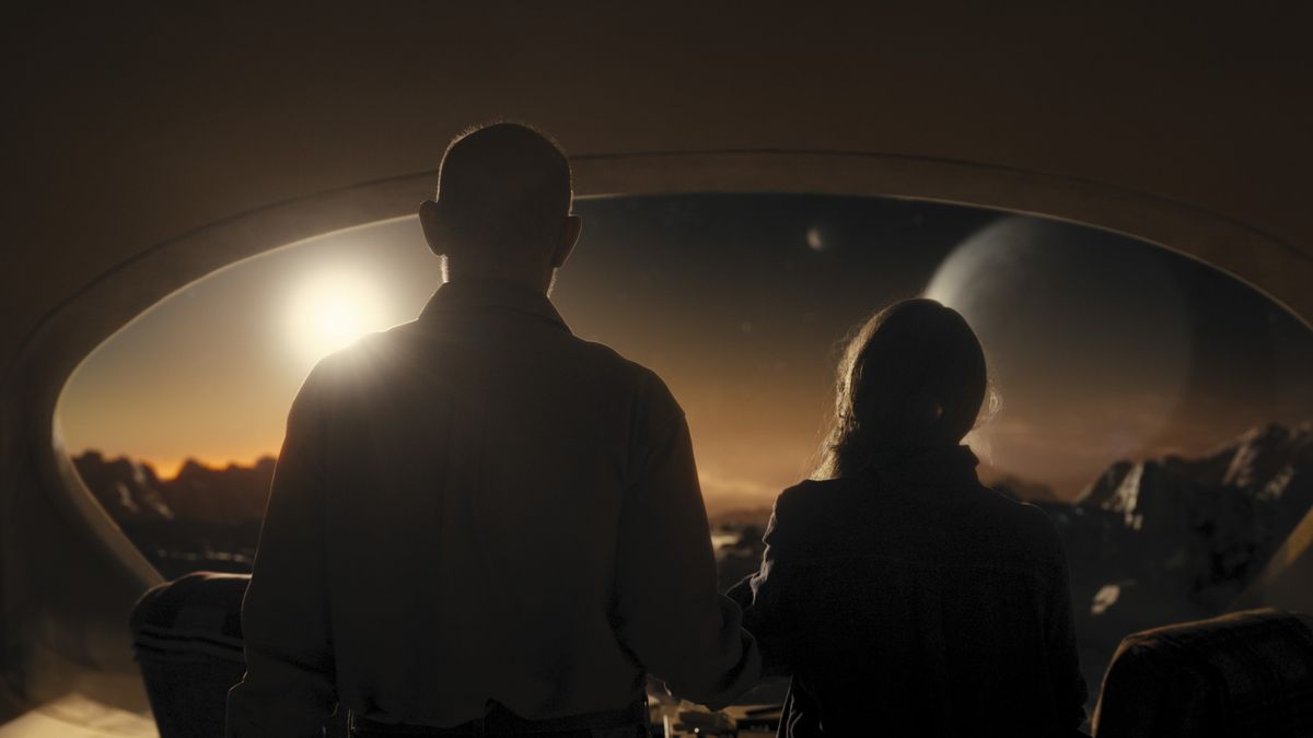 JK Simmons and Sissy Spacek look out over a deserted planet in Night Sky