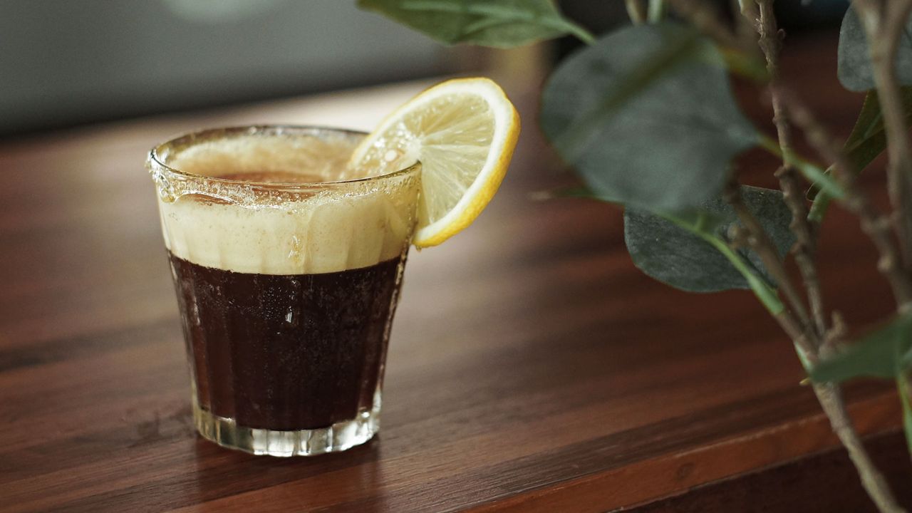 Coffee and lemon weight loss: Image shows coffee with slice of lemon