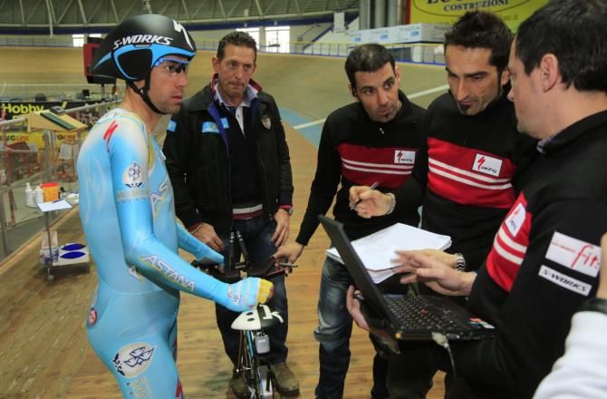 Nibali talks to the Specialized technicians