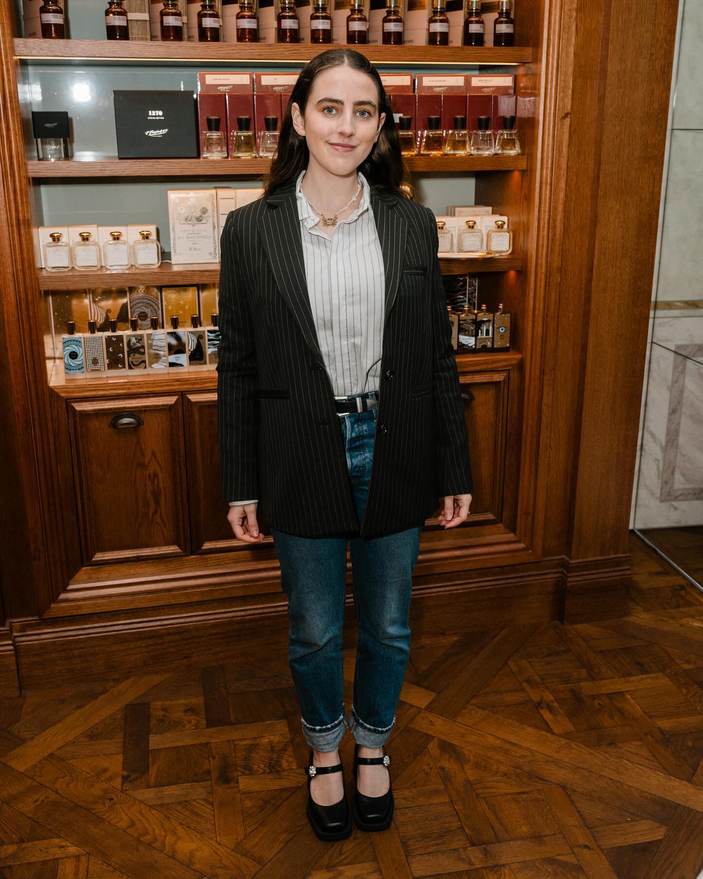 An image of Who What Wear's @avahgilchrist wearing Levi's jeans.