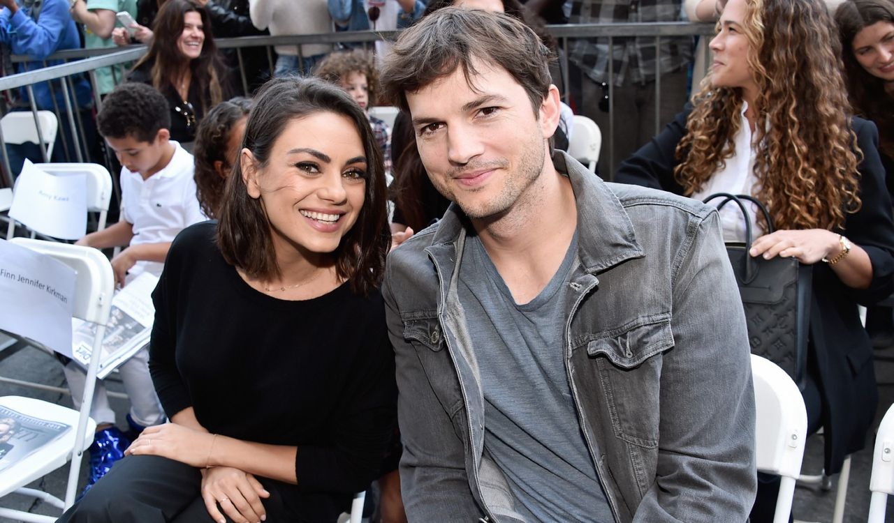  Actors Mila Kunis (L) and Ashton Kutcher at the Zoe Saldana Walk Of Fame Star Ceremony on May 3, 2018 in Hollywood, California.