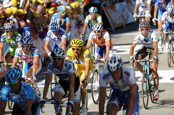 Yellow jersey holder Rinaldo Nocentini finishes in the field in Vittel.