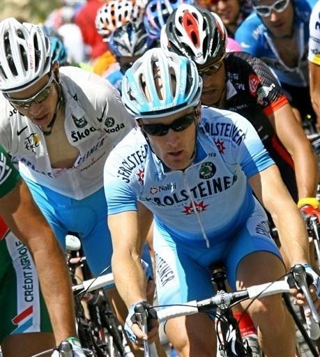 Levi Leipheimer (Gerolsteiner) sits in the group