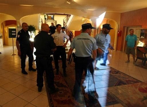 Storming in: French gendarmes arrive unannounced