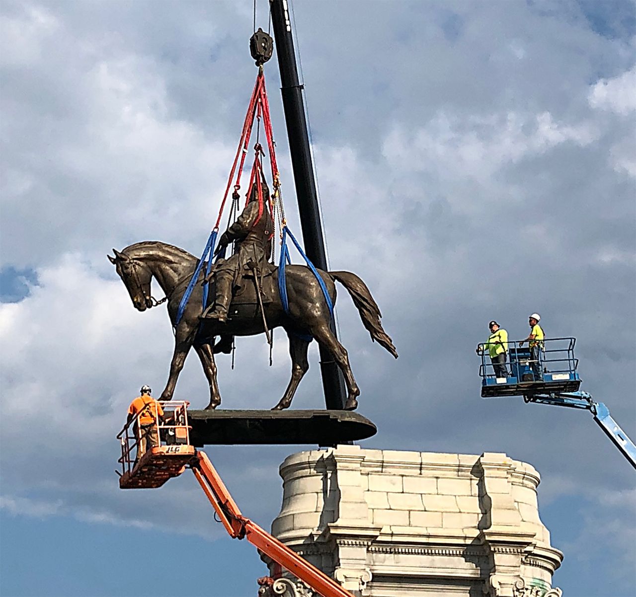 Robert E. Lee statue