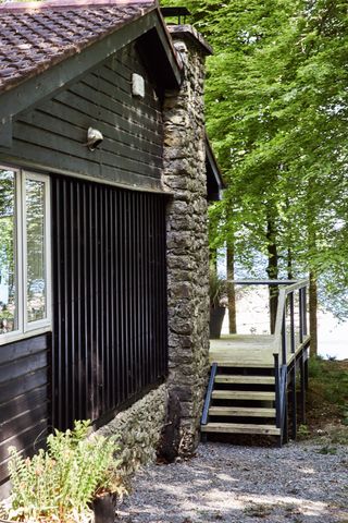 Egon Walesch and Richard Goodwin turned a run-down cabin into a stylish lakeside retreat