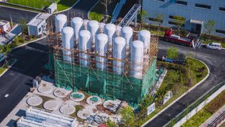 Aerial view of a construction site where tanks for green hydrogen are being built.