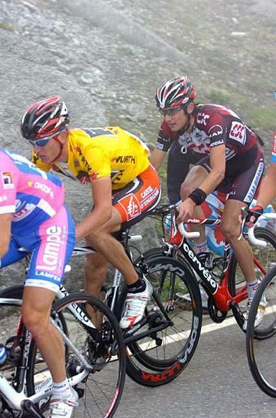Vladimir Efimkin (Caisse d'Epargne) in the group with Schleck