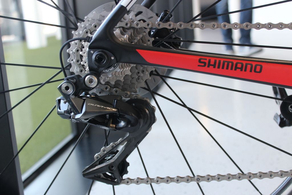 The new Dura-Ace Di2 rear derailleur takes cues from Shimano's XTR, with body tucked further underneath the cassette than past Dura-Ace