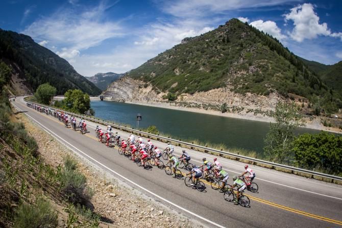 The peloton gets strung out in chase of the break.
