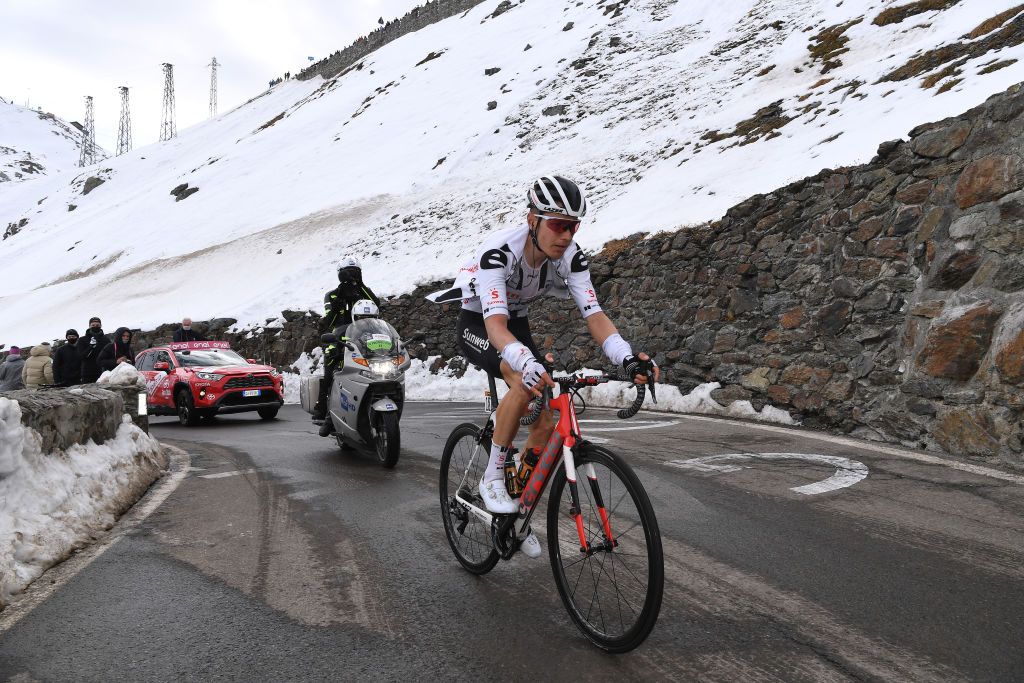 LAGHI DI CANCANO ITALY OCTOBER 22 Wilco Kelderman of The Netherlands and Team Sunweb Passo dello Stelvio Stilfserjoch 2758m Snow during the 103rd Giro dItalia 2020 Stage 18 a 207km stage from Pinzolo to Laghi di Cancano Parco Nazionale dello Stelvio 1945m girodiitalia Giro on October 22 2020 in Laghi di Cancano Italy Photo by Tim de WaeleGetty Images