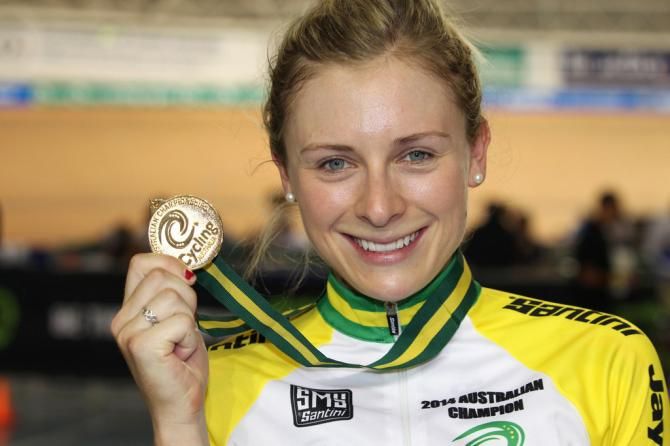Annette Edmondson (SA) with her gold from the women's scratch race