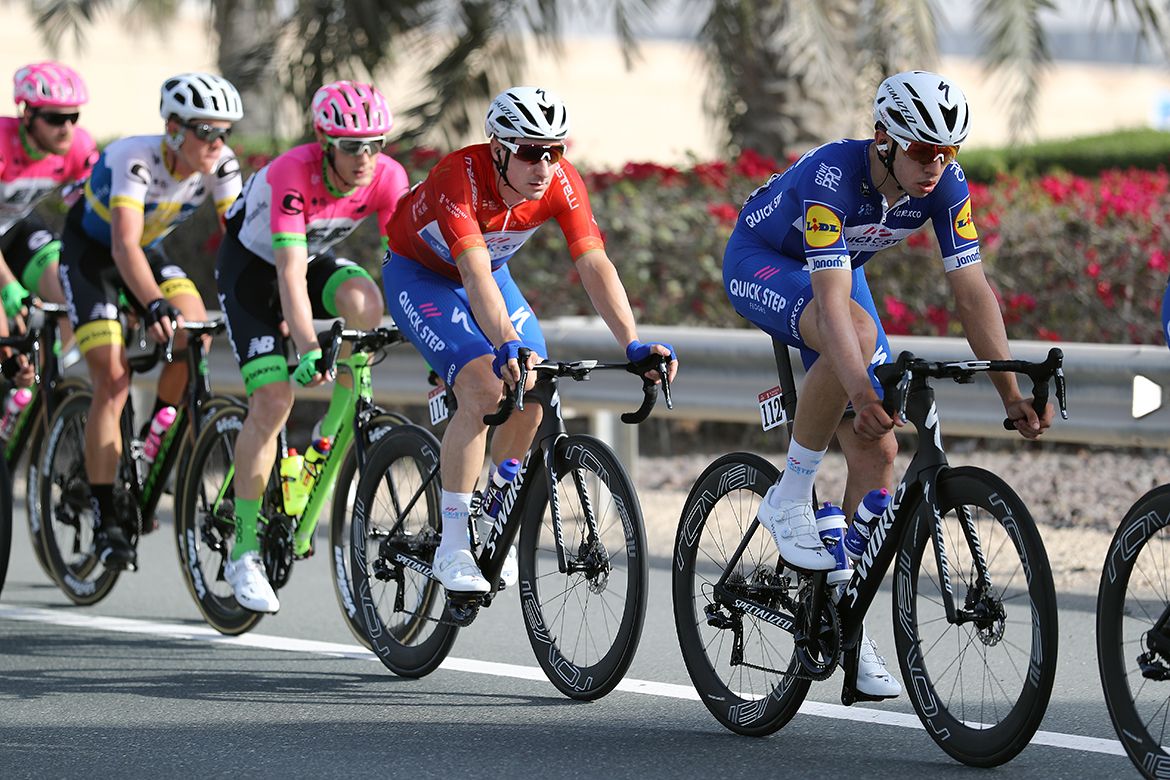 Elia Viviani sits in the bunch