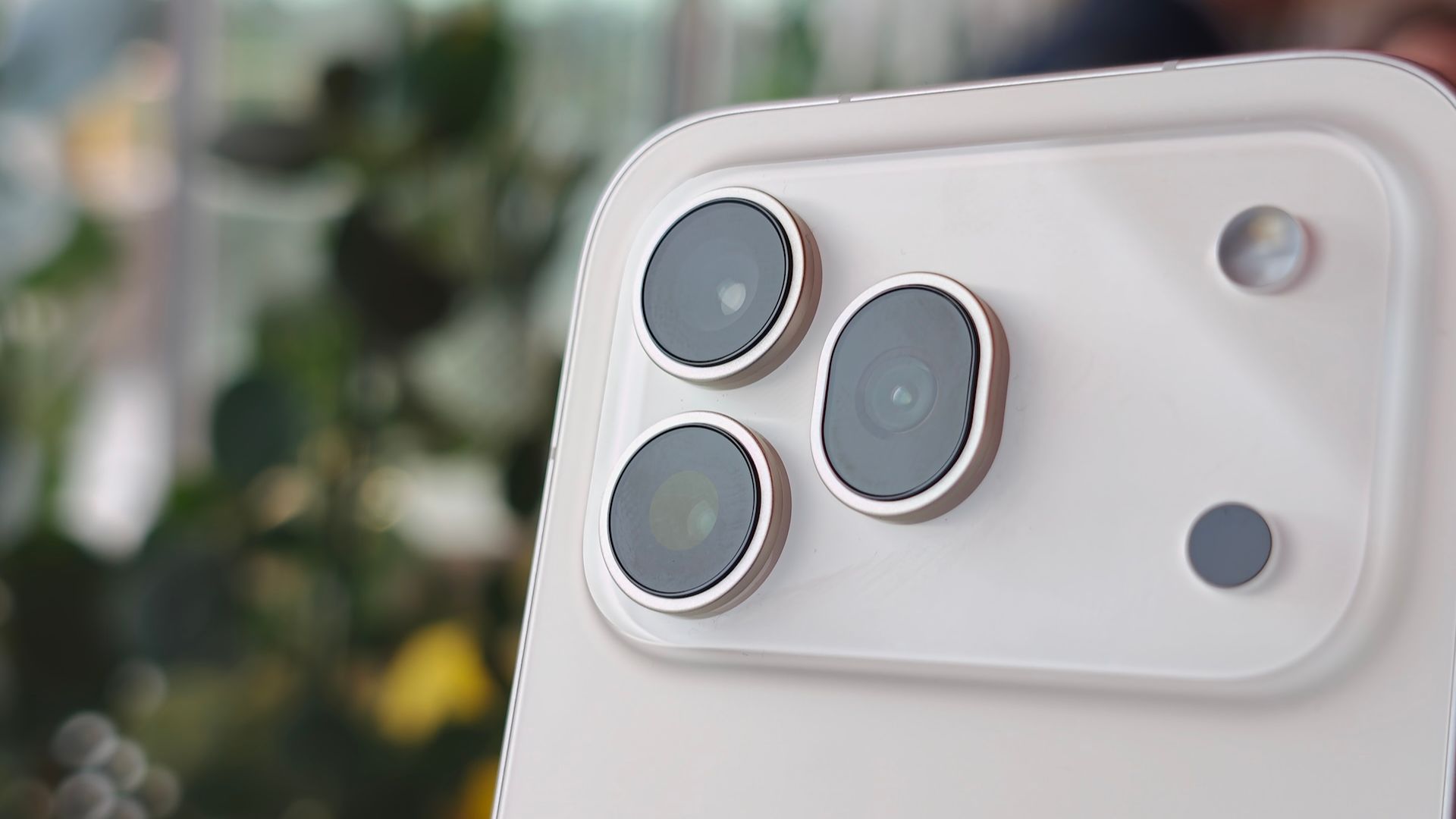 Honor 600 Pro in black, white and orange