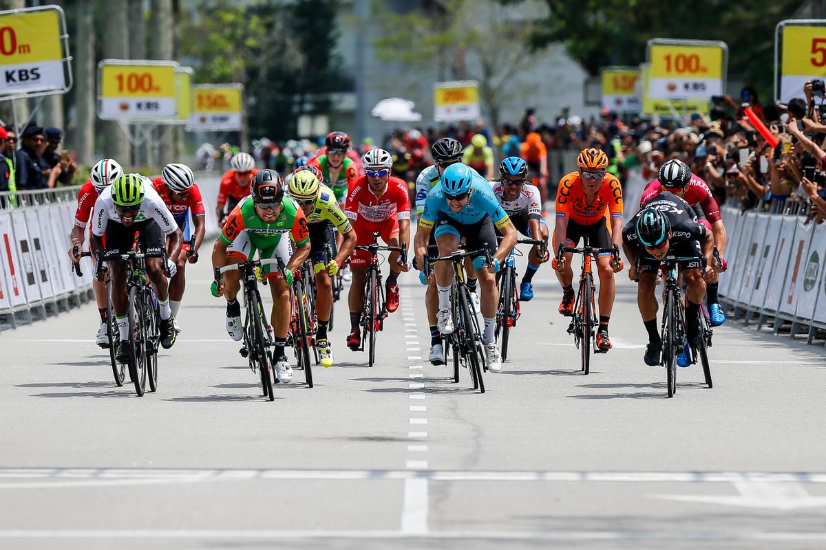 The sprint winds up for stage 1 with Andrea Guardini taking the spoils