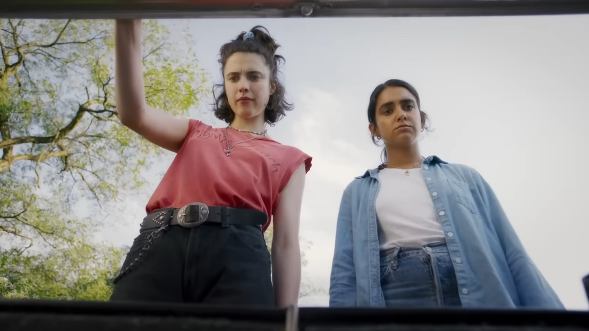 Margaret Qualley and Geraldine Viswanathan in Drive-Away Dolls.