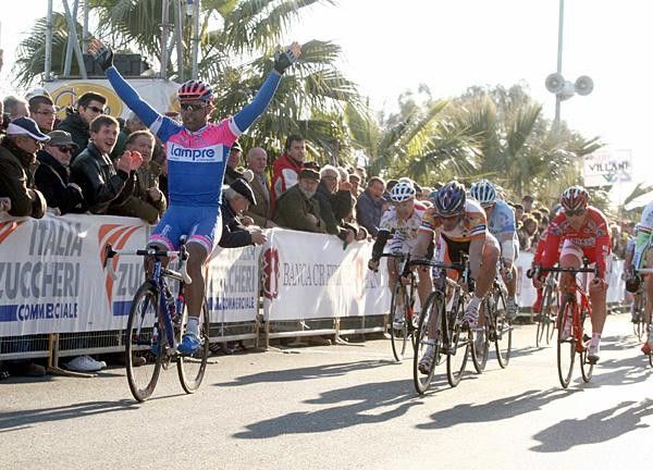 Danilo Napolitano (Lampre) takes the sprint over Mattia Gavazzi (Preti Mangimi) to win the final stage.