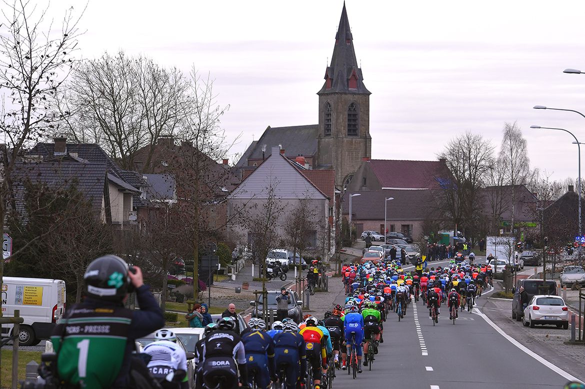 A lined out peloton at Omloop Het Nieuwsblad