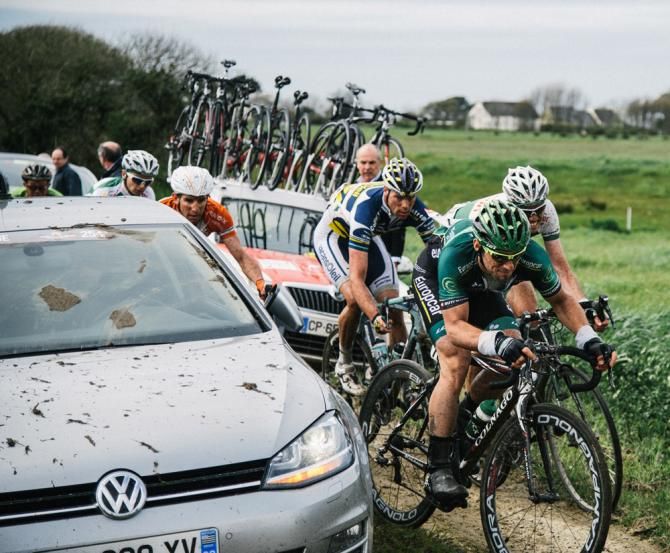 What happens when two cars get stuck on opposite sides of a road barely a car wide? The field of Tro-Bro Leon is forced to squeeze through, one by one.