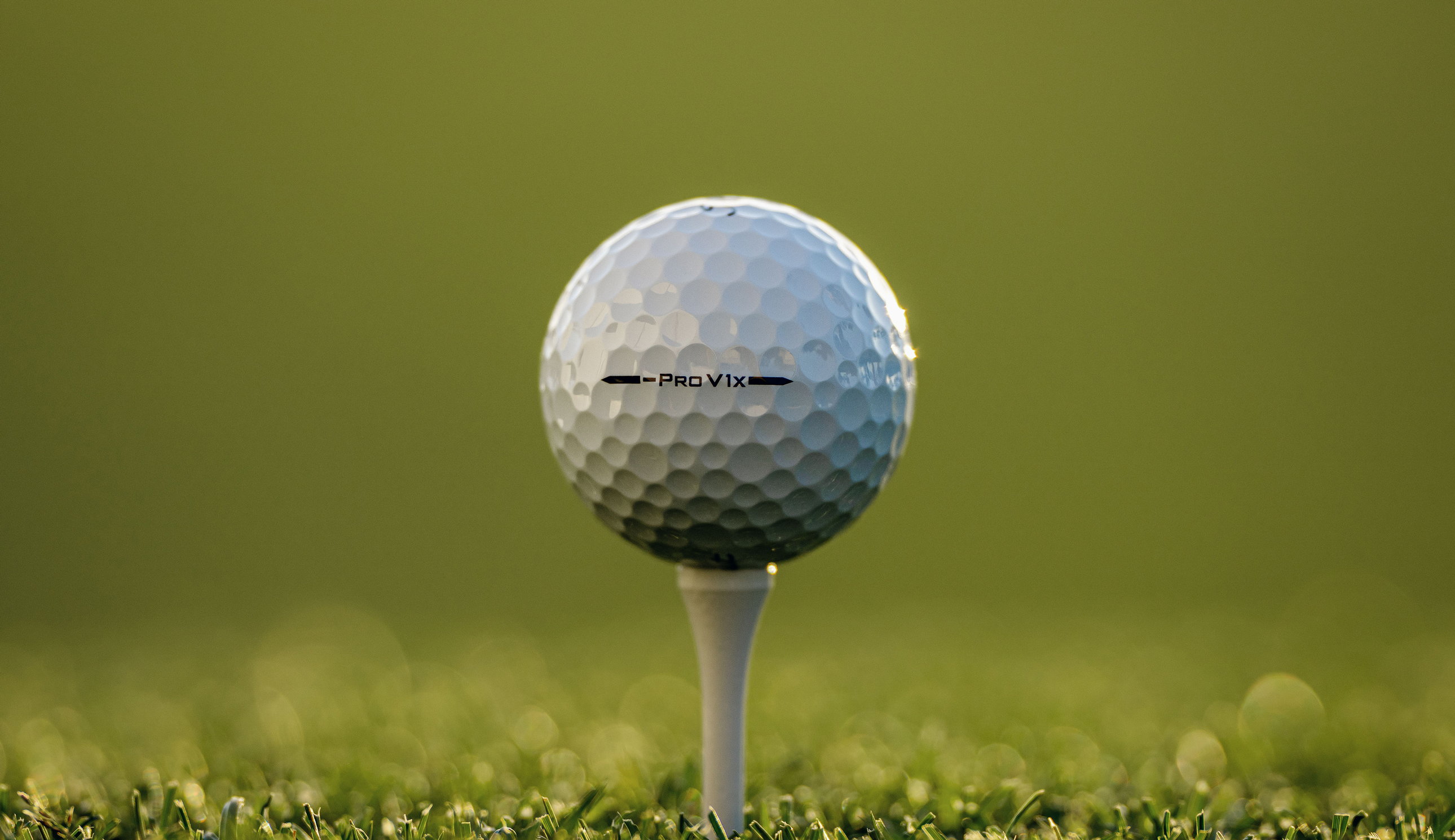 A close up of the Titleist Pro V1x Left Dash