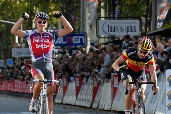 Philippe Gilbert (Silence-Lotto) overcomes a disappointed Tom Boonen.