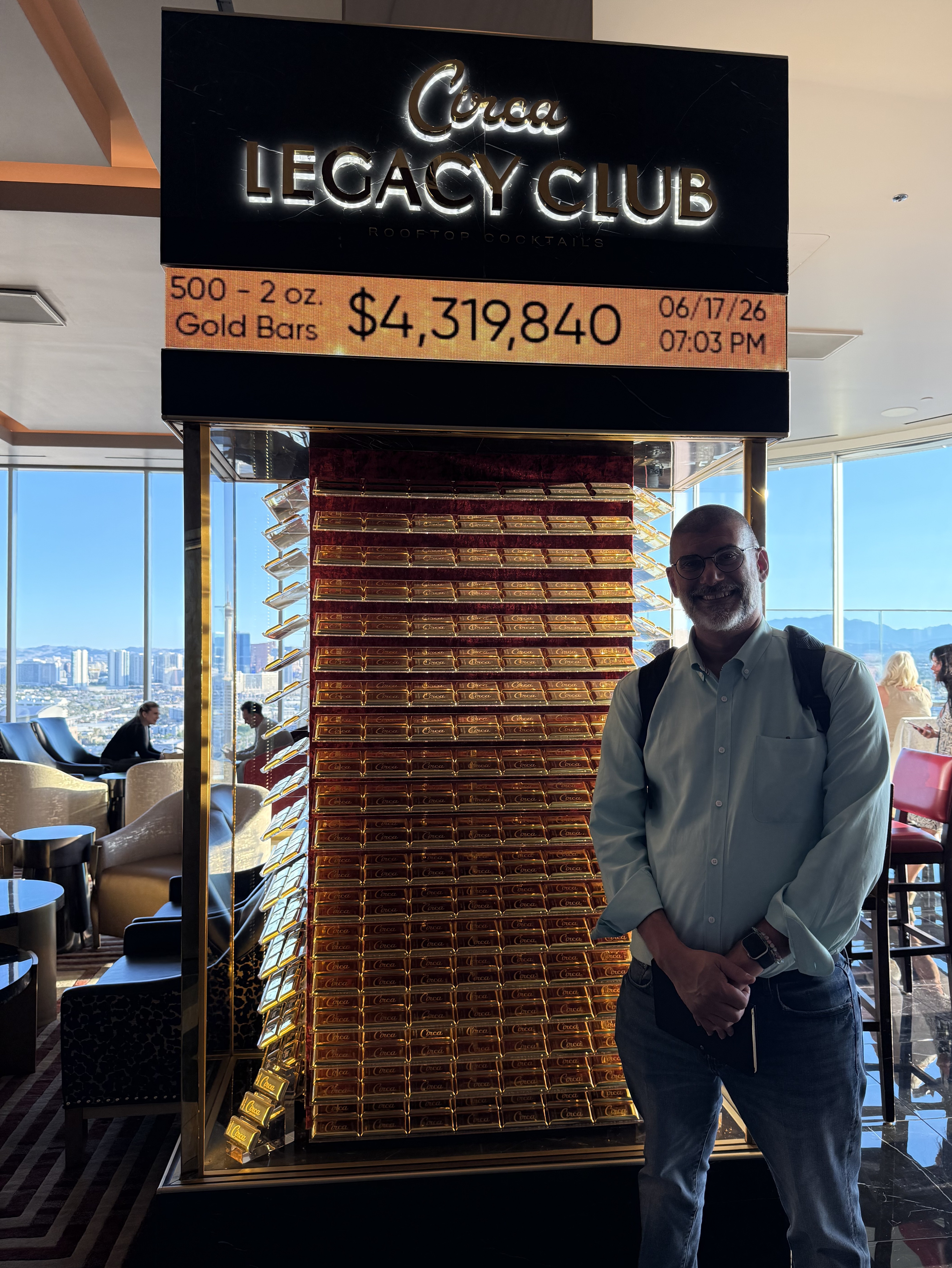 SCN&amp;rsquo;s Wayne Cavadi poses with the most money he&amp;rsquo;s ever seen as LG SuperSign updates the ticket in real-time.