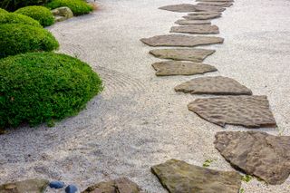 small Japanese garden ideas: stepping stone path