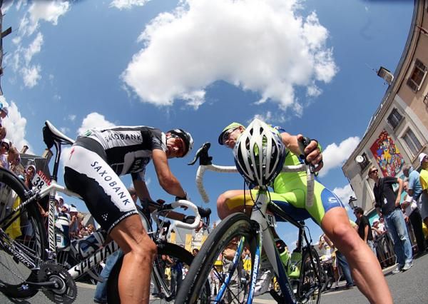Danes Nicki S&ouml;rensen (Team Saxo Bank) and Brian Vandborg (Liquigas) chat prior ot stage 11.