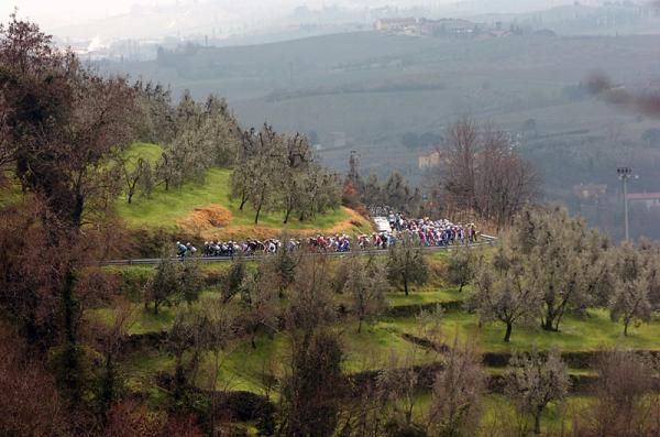The peloton makes its way to Monsummano Terme during Tirreno-Adriatico's third stage.