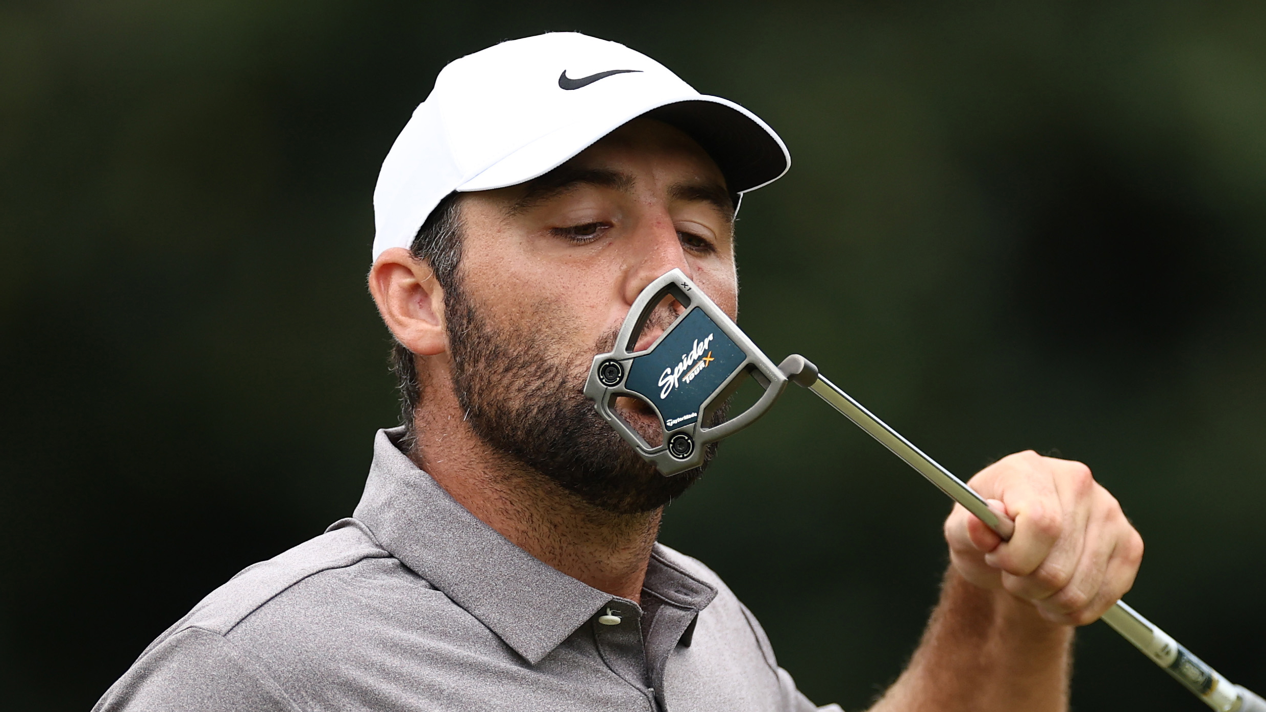 Photo of Scottie Scheffler kissing his putter