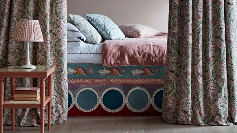 舒适的卧室想法在一个丰富的，有图案的方案壁龛床，窗帘和床头柜。